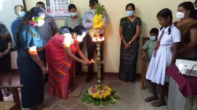 "සිනහ දකින අපේ ලොවක්" 